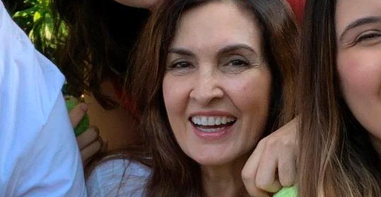 Fátima Bernardes reúne trigêmeos e Túlio Gadêlha em clique fofíssimo no Dia das Mães: ”Família linda”