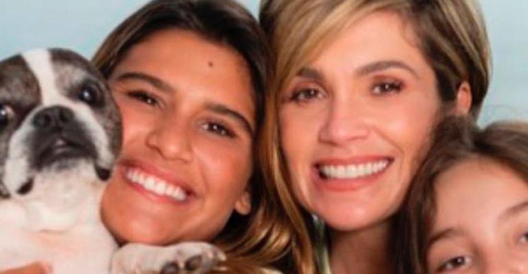 De biquíni, Flávia Alessandra e Giulia Costa curtem Dia das Mães em churrasco na piscina: ”Melhor mãe”