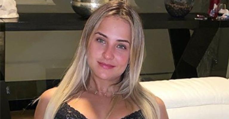 Ex-BBB Gabi Martins causa e surge de camisola curtinha curtindo a live de Marília Mendonça só de camisola