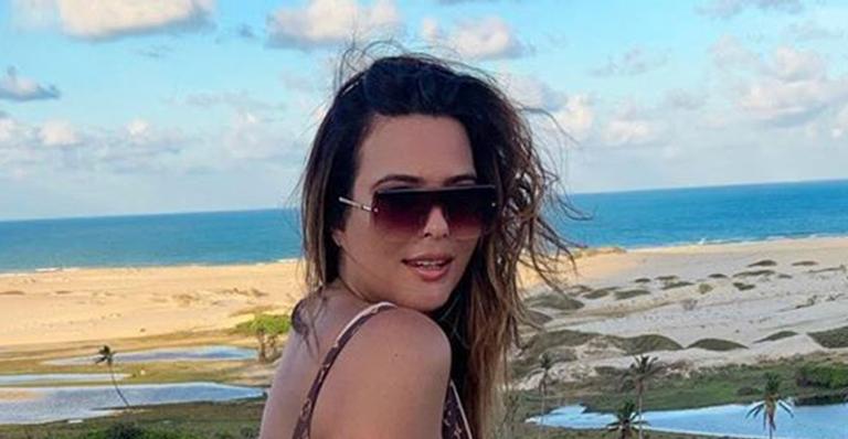 Geisy Arruda aposta em maiô cavado e virilha rouba a cena: ”Saudades da minha liberdade”