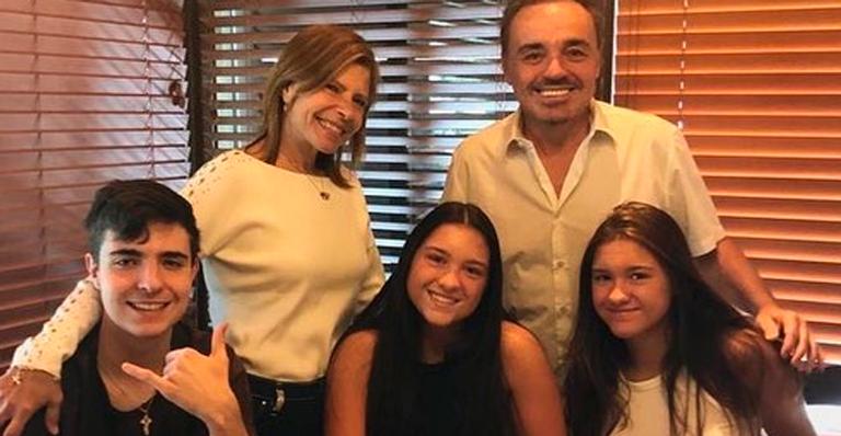 Sofia, caçula de Gugu Liberato publica foto com Rose Miriam e se declara: ”Mãe mais carinhosa do mundo”