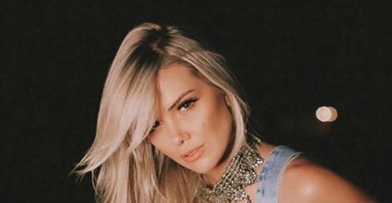 Ex-BBB Marcela Mc Gowan posa de macacão jeans sem nada por baixo e causa na web