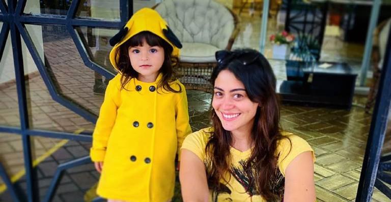 Filha de Carol Castro rouba a cena aio surgir fantasiada de Branca de Neve