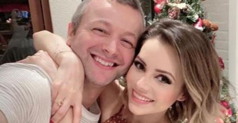 Marido de Sandy divide raríssimo clique da cantora com o filho e impressiona fãs: ”Como ele cresceu!”