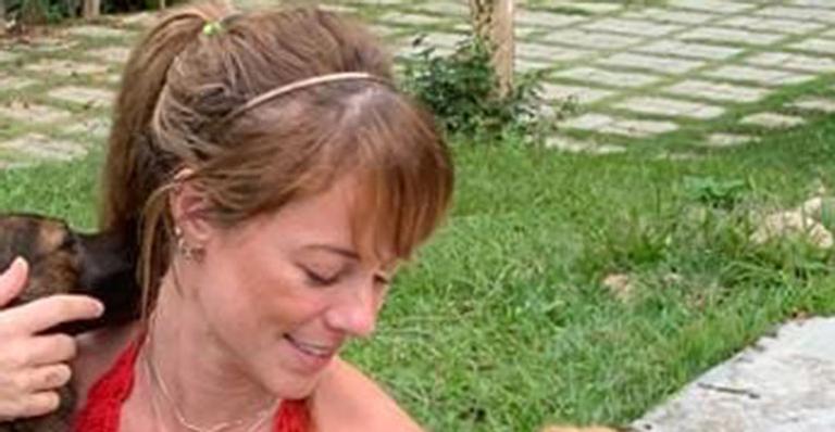 Acompanhada, Paolla Oliveira exibe boa forma usando blusinha de renda em sua nova mansão