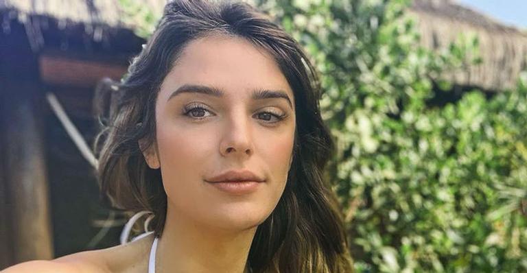 Rafa Brites surge usando vestido da mãe de 1967 para celebrar o Dia das Mães: “Sentir ela mais perto”