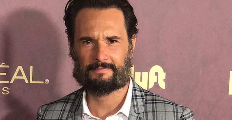 Rodrigo Santoro emociona fãs ao mostrar clique da infância com a mãe: ”Herança mais bonita”