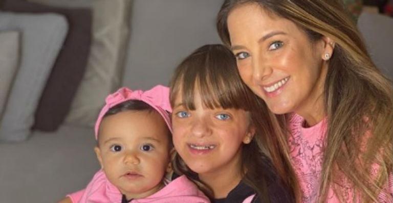 Ticiane Pinheiro surge agarrada com filhas e declara: “Sou uma mãe duplamente feliz”