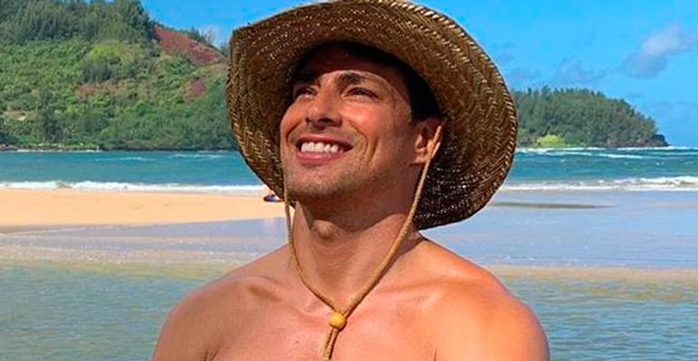 Cauã Reymond mostra físico escultural em clique sem camisa e causa furor entre fãs: ”Vou te pescar”