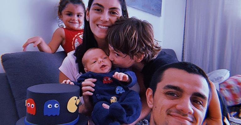 Felipe Simas reflete sobre paternidade de forma bem-humorada: “Dor de pescoço, nas costas, sono”