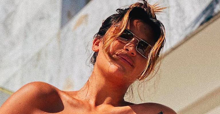 Filha de Flávia Alessandra, Giulia Costa aposta em biquíni ousado e rouba a cena com corpão
