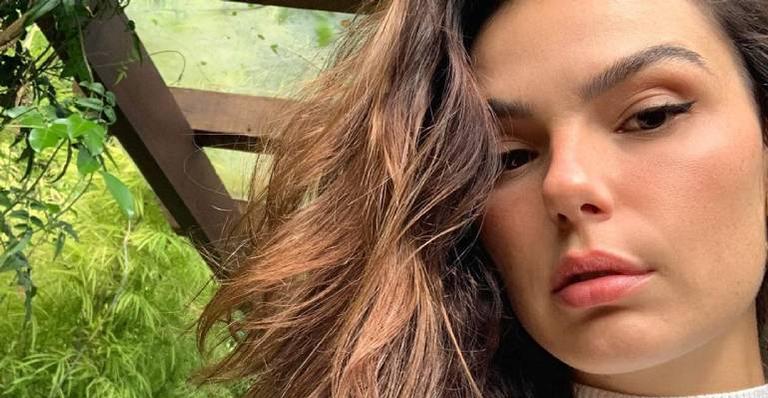 Fofura! Isis Valverde enche o filho de beijos e muito carinho e criança cai na risada
