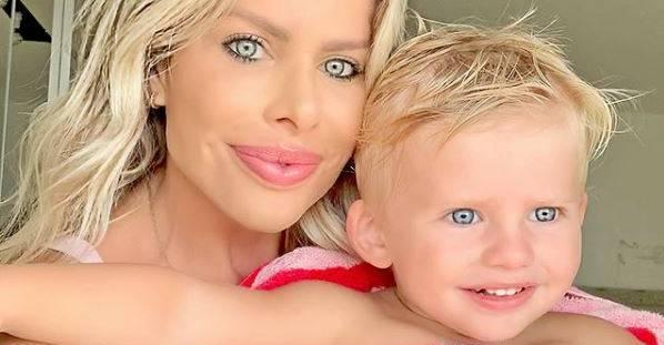 Karina Bacchi encanta a web ao mostrar filho cantando música infantil