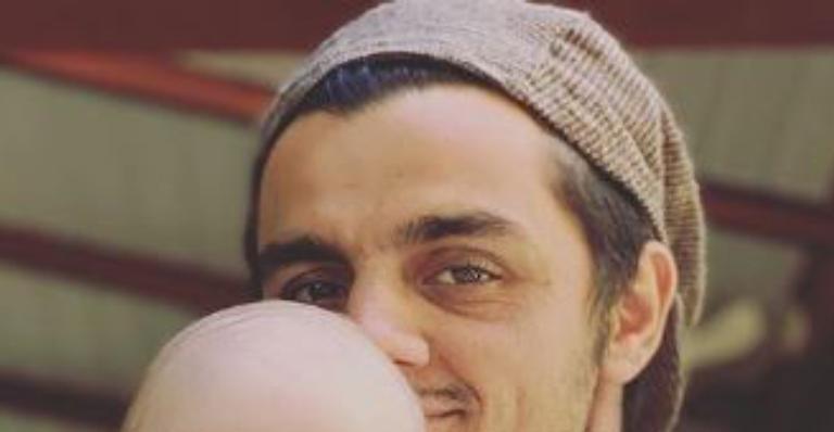 Após vencer coronavírus, Felipe Simas comove web com clique agarradinho no recém-nascido