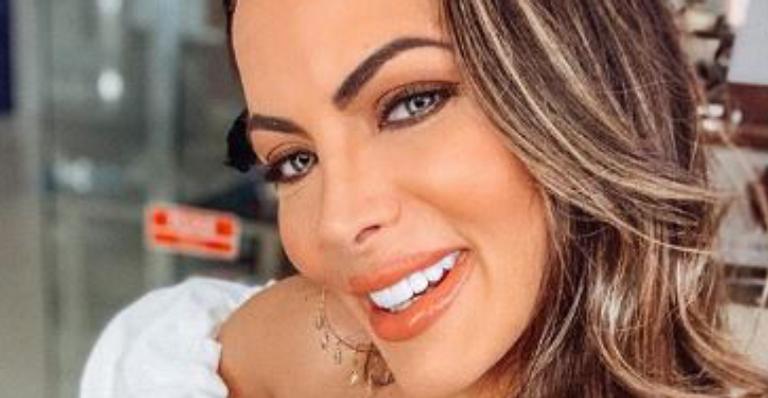 Carla Prata ostenta curvas e eleva a temperatura em clique de lingerie no banheiro
