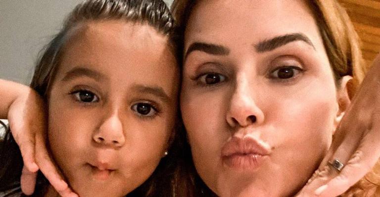 Deborah Secco posta vídeo encantador com a filha, Maria Flor e se derrete