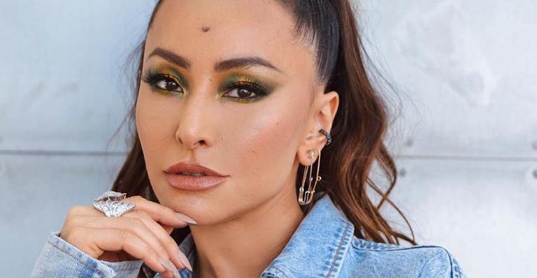 Em quarentena, Sabrina Sato surge só de toalha e improvisa ensaio fotográfico sensual