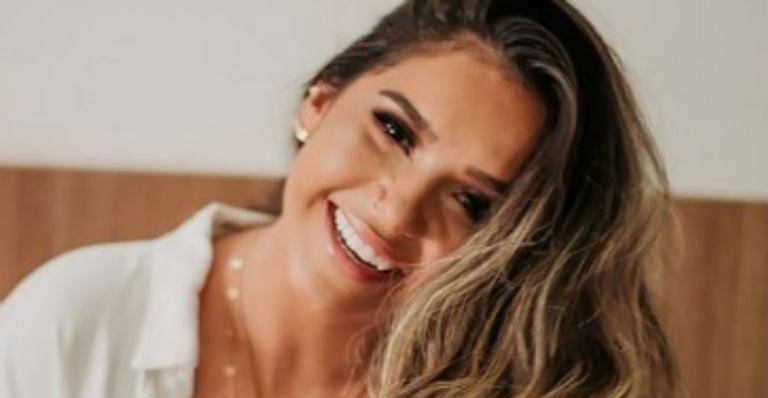 Ex-BBB Gizelly Bicalho mostra mala recheada de produtos da casa do BBB e choca web