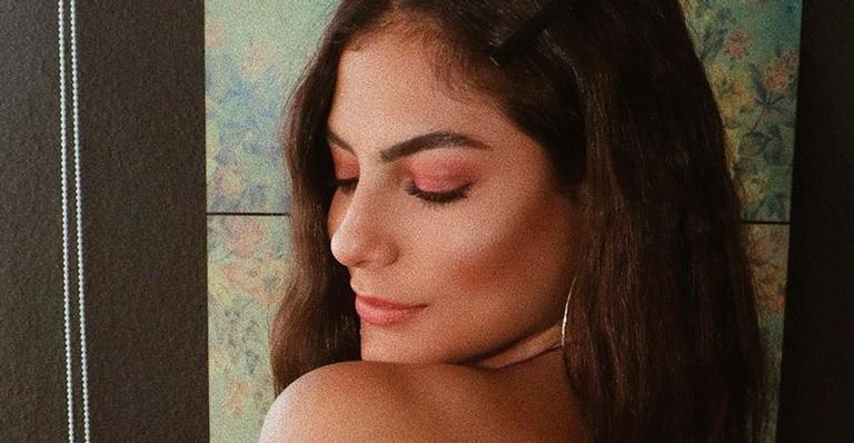 Ex-BBB20 Mari Gonzalez aposta em vestido fendado e corpo agrada: ”Corpuda”