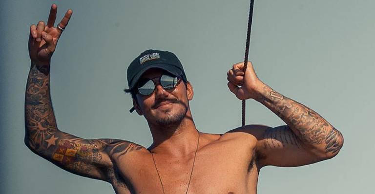 Gabriel Medina ensina a namorada e mãe a surfarem: ”Foram bem”
