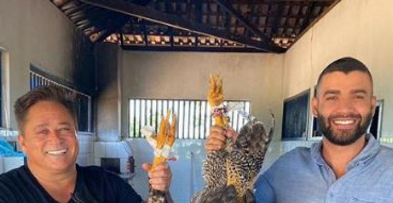 Gusttavo Lima e Leonardo geram polêmica ao posarem com animal morto: ”Crueldade”