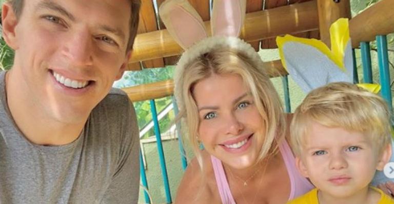 Karina Bacchi explode fofurômetro ao surgir grudada no filho e no marido: “Coisa mais linda”