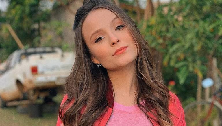 Larissa Manoela surge sensual em clique feito pelo namorado, Leo Cidade