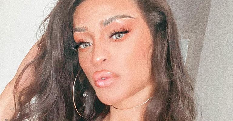 Pabllo Vittar surge com prótese de seios enormes e brinca: ”Leite para o café da manhã?”