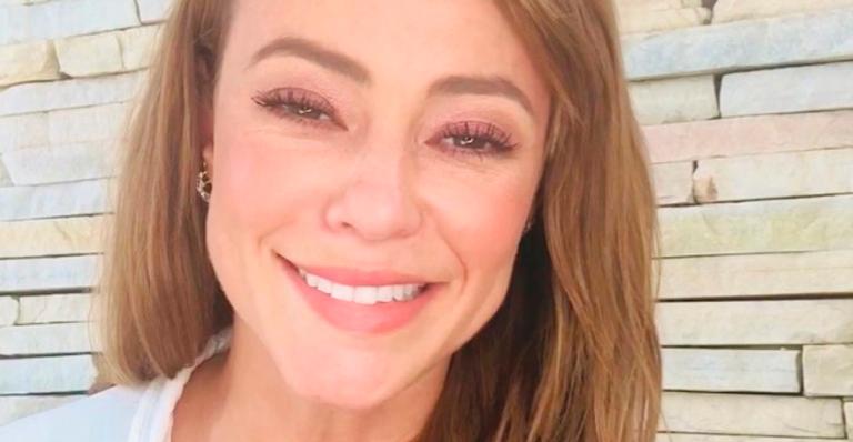 Paolla Oliveira surge em clique raríssimo com o pai e parabeniza: ”Hoje é o dia dele”