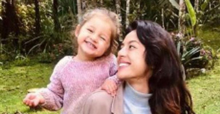 Yanna Lavigne relembra clique abraçadinha com a filha e dispara: “Saudades”