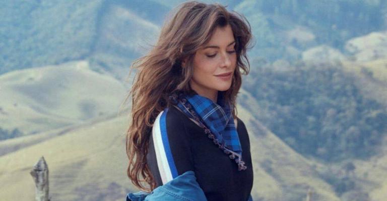 Alinne Moraes quase mostra demais ao recordar clique de 18 anos atrás