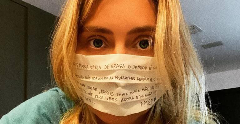 Carolina Dieckmann faz máscara de proteção com oração e fãs elogiam: ”Parabéns”