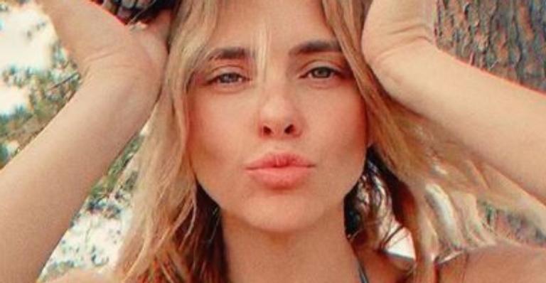 Carolina Dieckmann ostenta barriguinha perfeita em clique de biquíni e brinca sobre quarentena