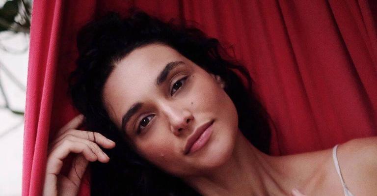 Débora Nascimento se derrete ao mostrar a filha fazendo trilha e diz: ‘Ela trilha olha pro chão para não tropeçar’