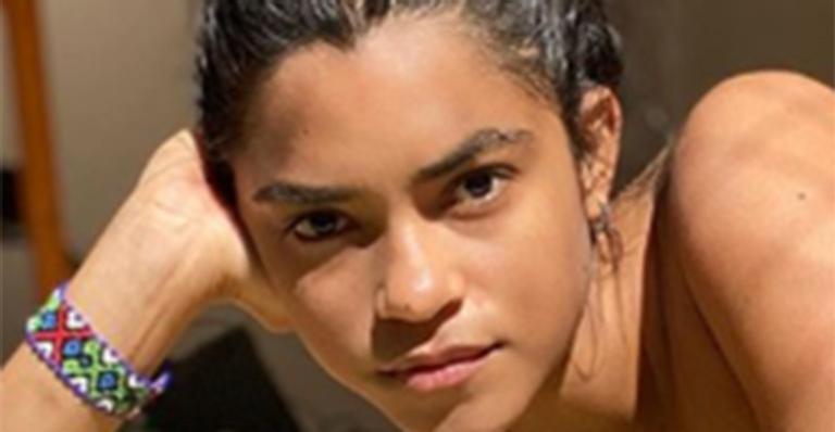 Discretíssima, Lucy Alves surpreende fãs ao posar fazendo topless na sala de casa