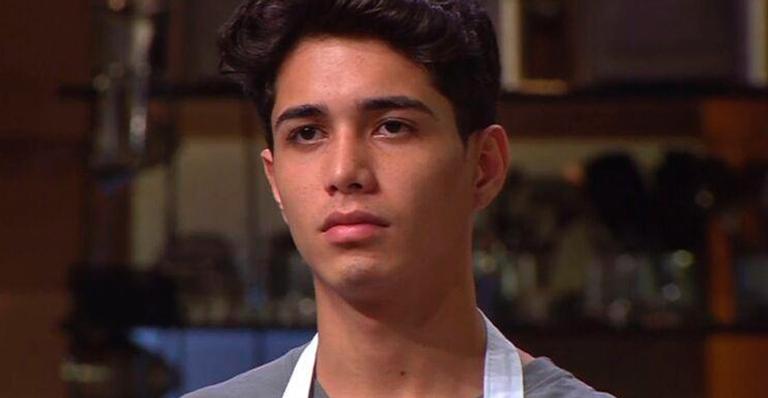 Ex-MasterChef Helton Oliveira é exposto por furar a quarentena e público detona: ”Tomara que se f*da”