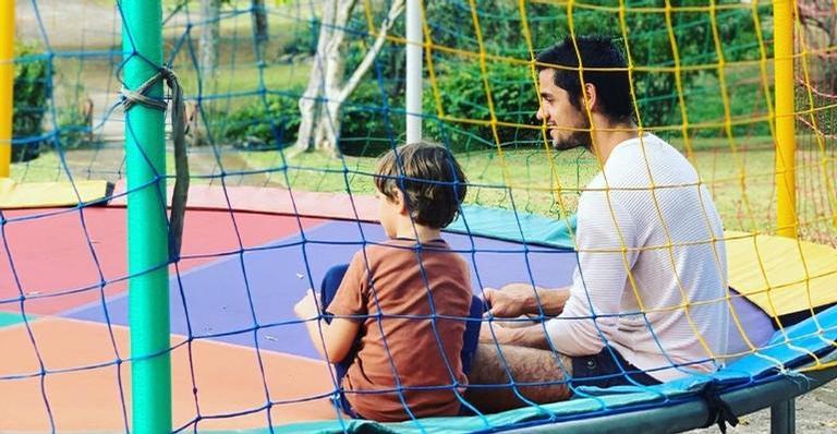 Felipe Simas reflete sobre como está sendo a educação dos filhos: “Ser pai, é mais que ensinar é aprender”