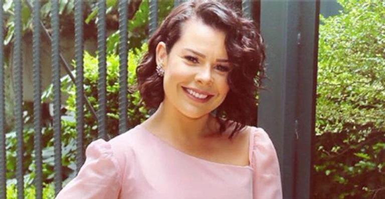 Fernanda Souza surge com cabelo colorido e surpreende: “Bem fadinha”