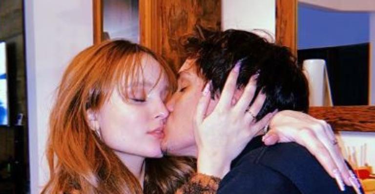 Larissa Manoela ganha beijão de cinema do namorado em clique ousado: ”Que casal”