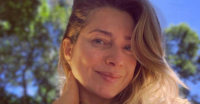 Letícia Spiller surge com a filha de máscara dentro do carro e enfatiza: ‘Se tiver que sair proteja-se’