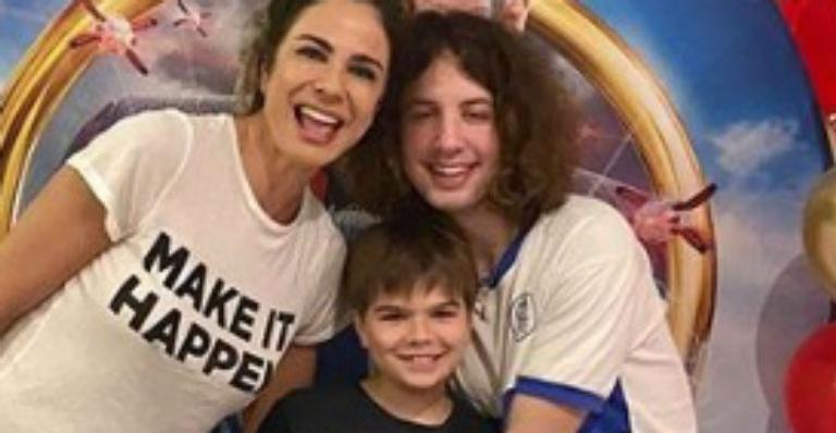 Mãe coruja! Luciana Gimenez compartilha clique com os filhos e se declara: “Amo vocês”