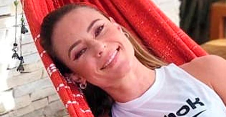 Só de camiseta, Paolla Oliveira relaxa na rede e exibe pernões poderosos: ”Se permita”