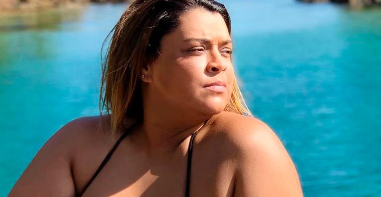 De biquíni, Preta Gil exibe corpão sem retoques e agrada seguidores: ”Surra de beleza”