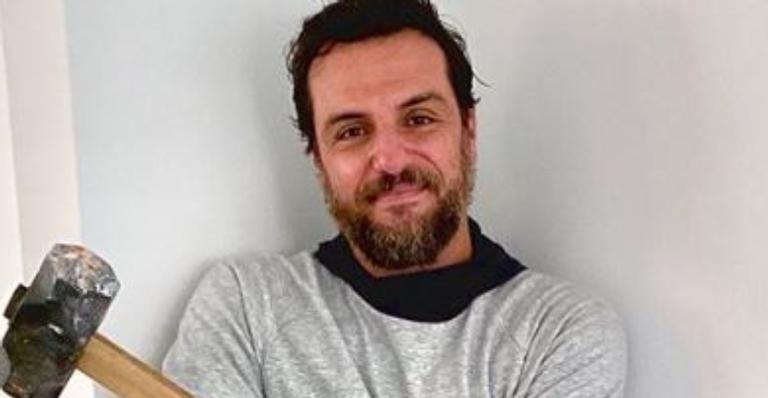 Gente como a gente! Rodrigo Lombardi diverte web ao mostrar obra em casa: ”Confesso que gosto!”