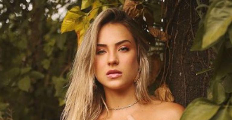 Sem calcinha, ex-BBB Gabi Martins posa com produção ousada e impressiona