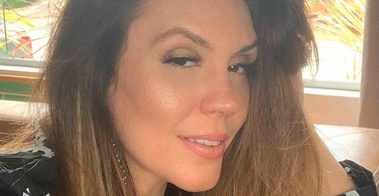 De legging, Simony posa de bruços e bumbum gigante toma a tela: ”Monumental”