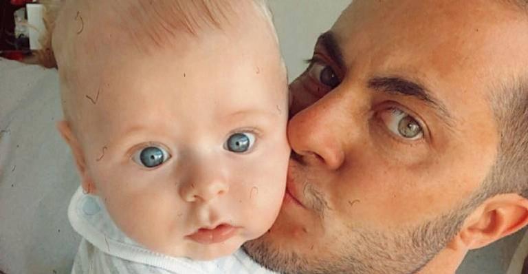 Thammy Miranda posa ao lado do filho que rouba a cena ao surgir cheio de estilo