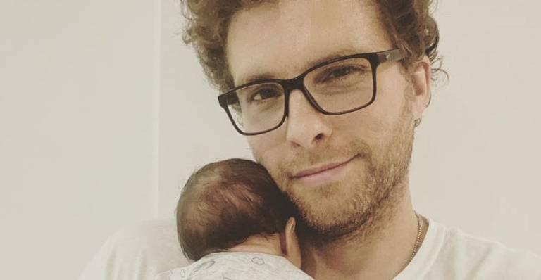 Thiago Fragoso mostra certidão de nascimento do filho e dispara: ”Até registar é emocionante”