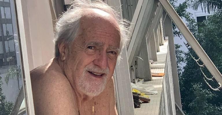 Aos 87 anos, Ary Fontoura faz faxina em casa e se diverte com o momento: ”Me ferrei”