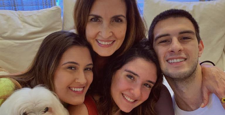 Bia Bonemer, filha de Fátima Bernardes, relembra clique antigo com a mãe e irmãos